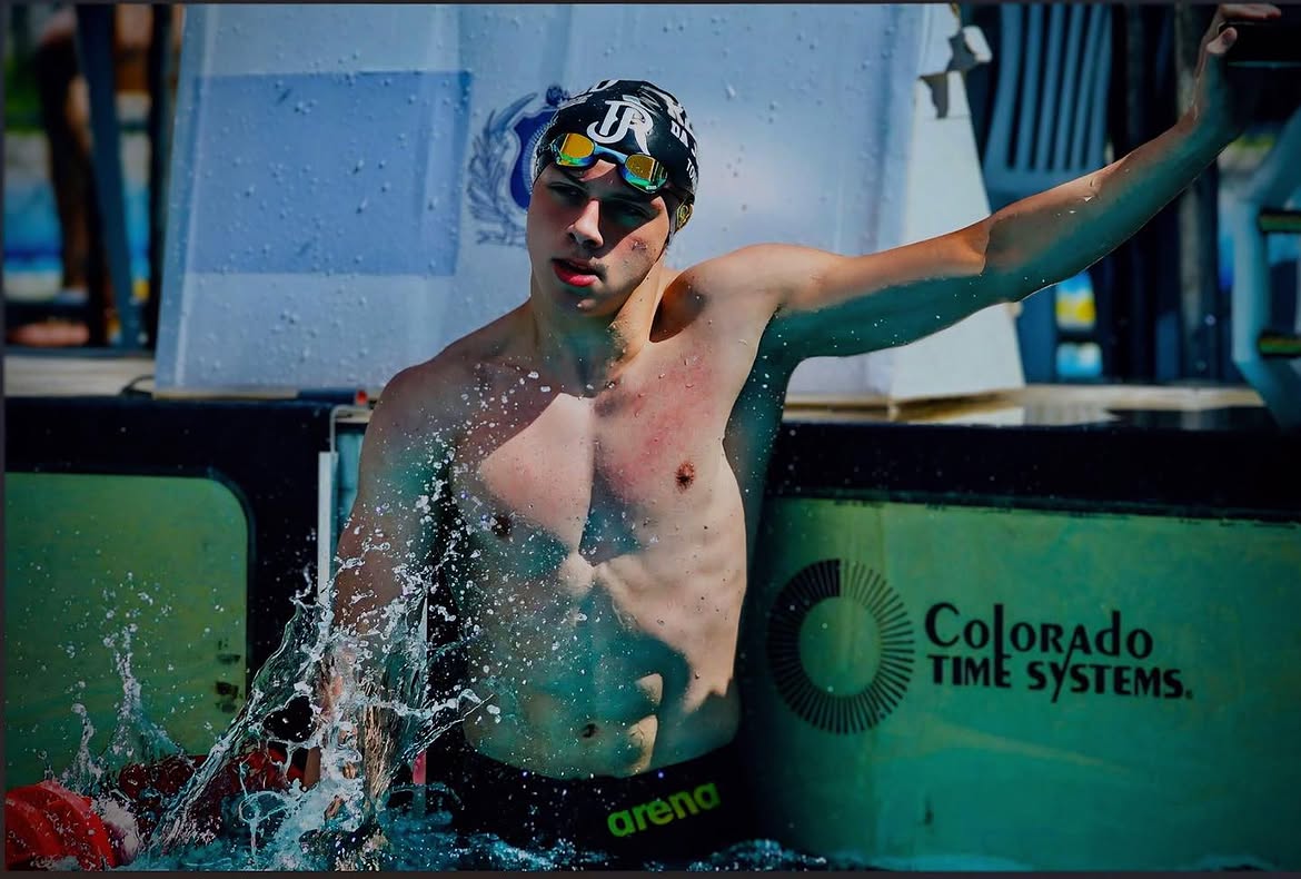 Arthur Tomazzoni saindo da piscina durante uma competição